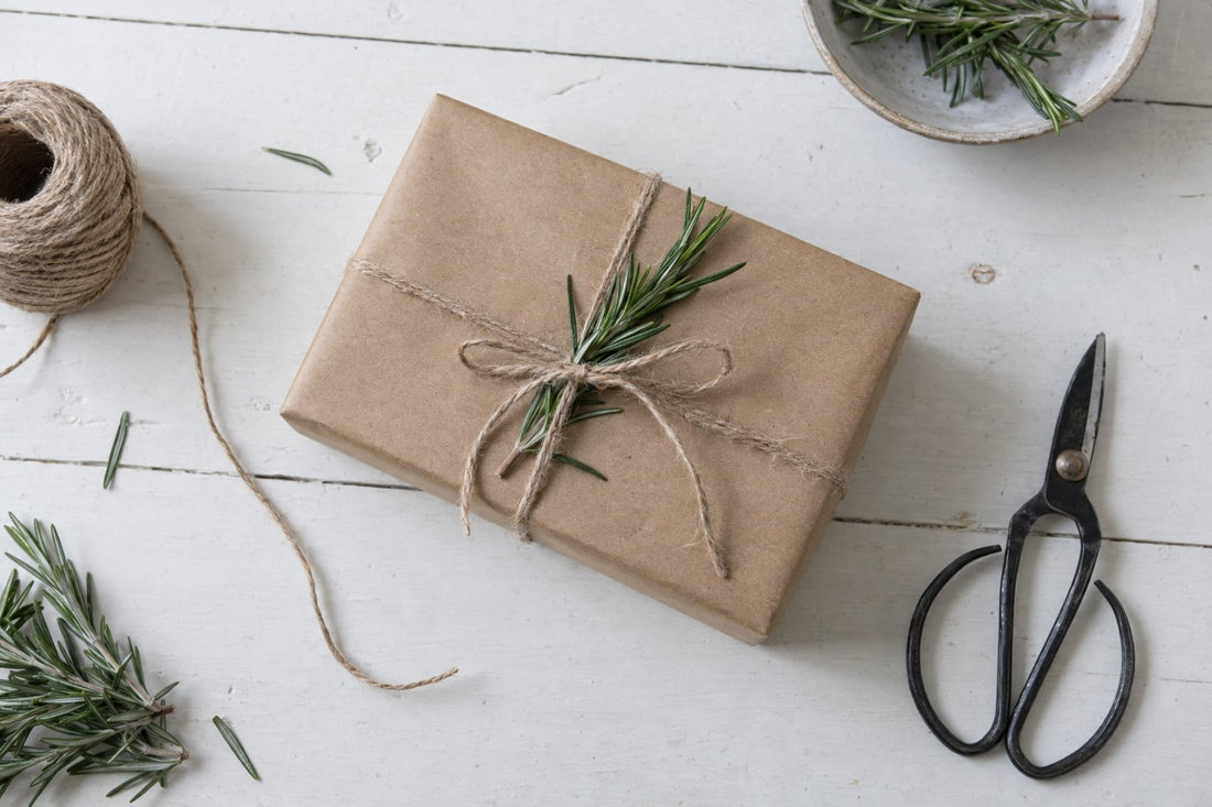 Kado inpakken met kraftpapier en touw