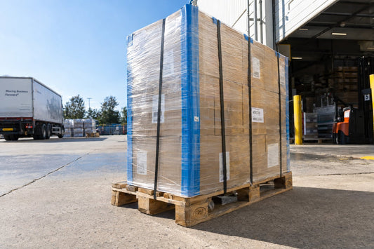 Pallet beveiligen met hoekbescherming en omsnoeringsband